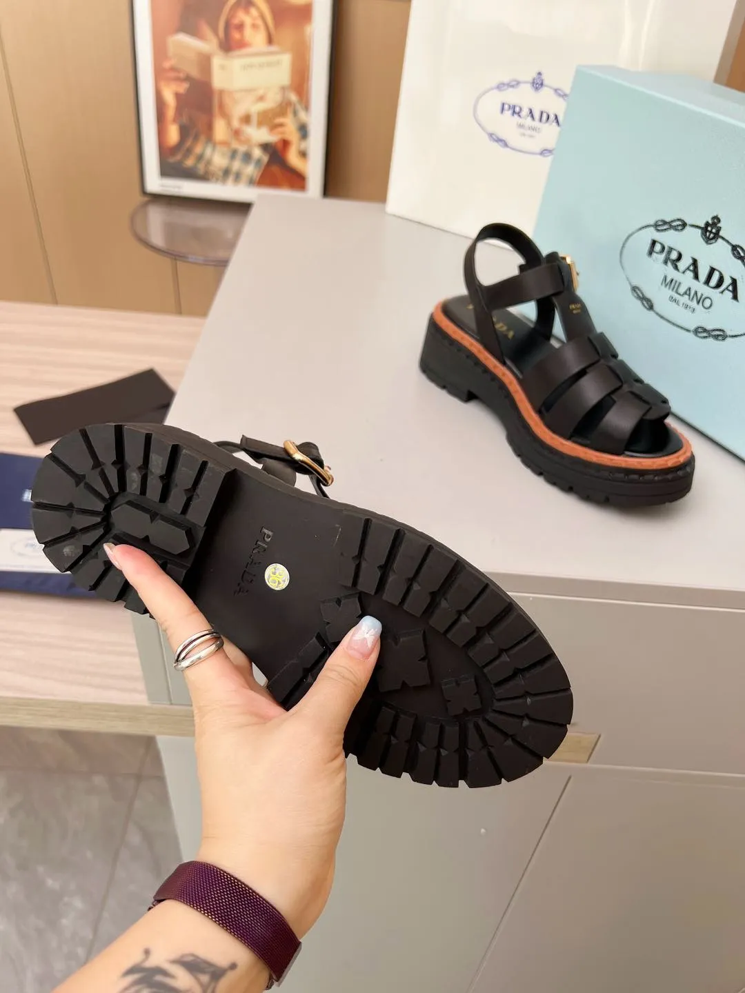 👟👟Ex-factory price 420👟👟 PRADA/Prada 25ss new spring and summer sandals. The simple design is probably the most popular thing about it. It is not the kind that is found on the street. It has its own brand personality. The fabric is made of calfskin and the lining is mixed sheepskin. Heel height: 4.5cm Size: #35-41 (35 41 custom-made is not returnable)